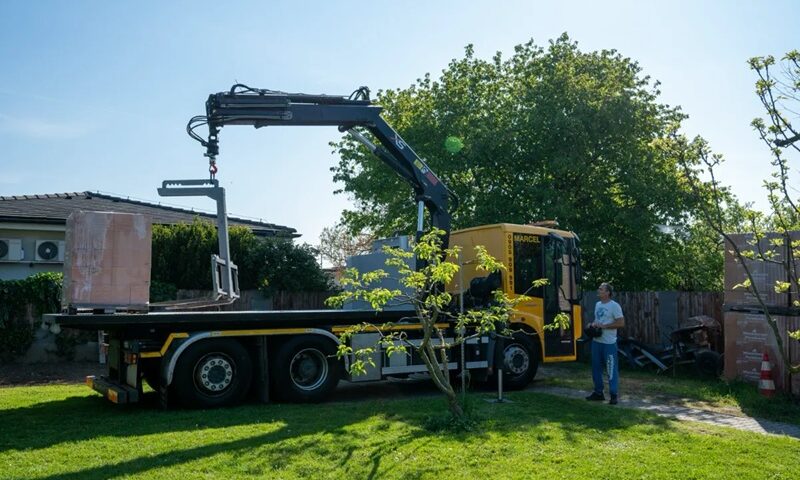 autodoprava s hydraulickou rukou